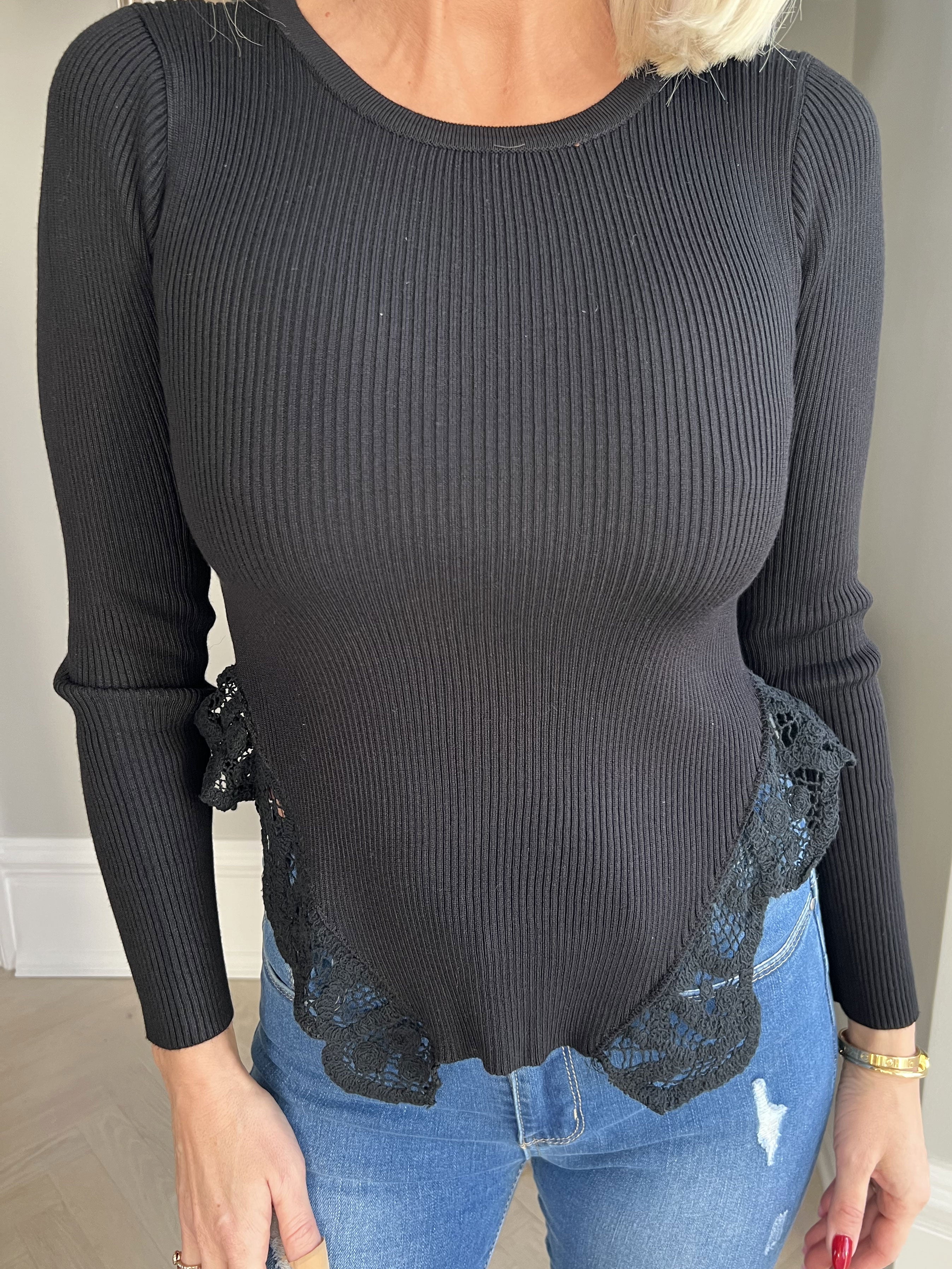 Krista - Blus i fin stickning med volangkant undertill - Black